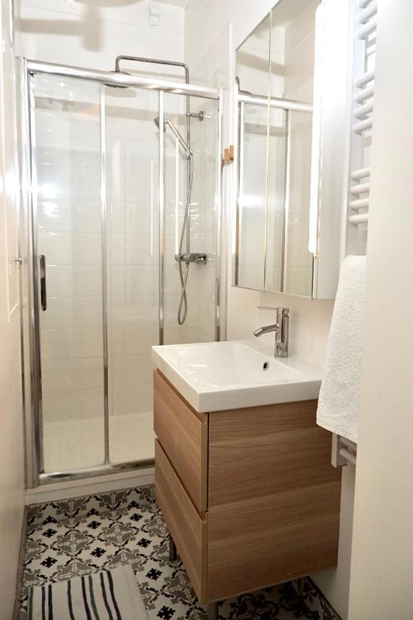 Eiffel Tower Appartment Париж Екстериор снимка